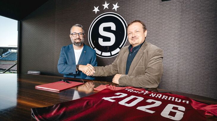 Generální ředitel AC Sparta Praha David Křivda a ředitel Post Bellum Mikuláš Kroupa po podpisu memoranda o spolupráci.