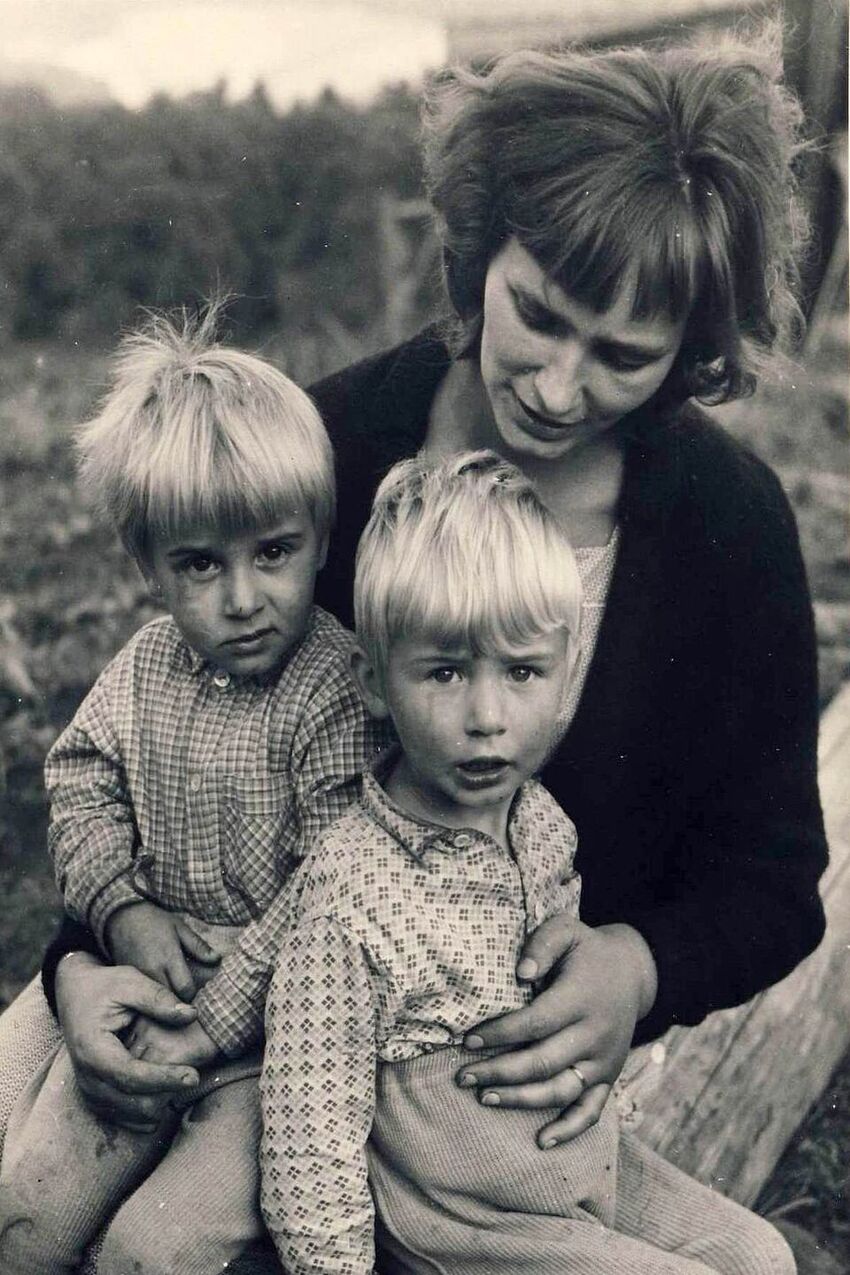 Dana Němcová s dětmi, asi 1964