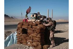 Hlídka na kontrolním místě vybudovaném afghánskou armádou, Afghánistán, 2008/2009<br /> 