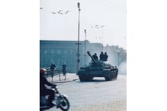 Tank na mostě v Hradci Králové, srpen 1968