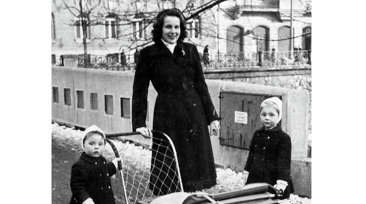 Maminka Eleonora, hraběnka Bubnů z Litic, se sestrami Markétou vpravo a Monikou vlevo, Petr Dujka v kočárku, rok 1951, zdroj: archiv pamětníka
​