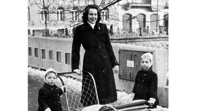 Maminka Eleonora, hraběnka Bubnů z Litic, se sestrami Markétou vpravo a Monikou vlevo, Petr Dujka v kočárku, rok 1951, zdroj: archiv pamětníka
​