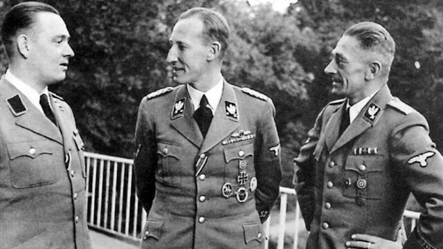 K. H. Frank (vpravo) s R.Heydrichem a H. Böhmem, asi 1941. Zdroj: archiv pamětníka Jana Drábka (* 1935)
