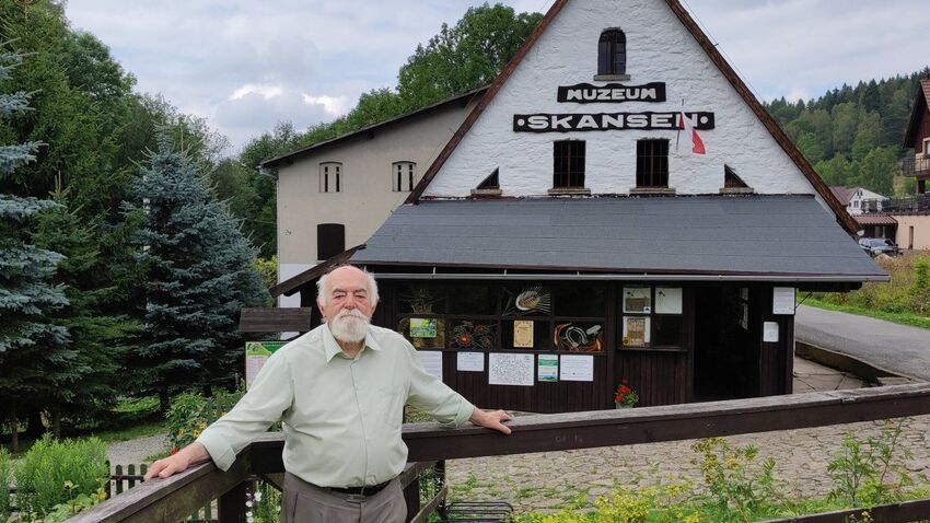 Historik Bronislaw Kamiński před skansenem, který vznikl v Pstrążne v roce 1984, foto: Michal Homola