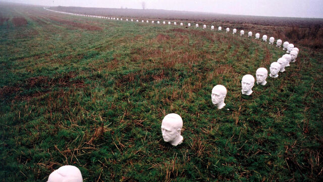 Podél česko-rakouské hranice Jaroslav Libánský v rámci akce Hranice v mysli rozmístil 250 bust Edvarda Beneše – po roce 1989 se věnoval i „land artu“. Zdroj: archiv pamětníka