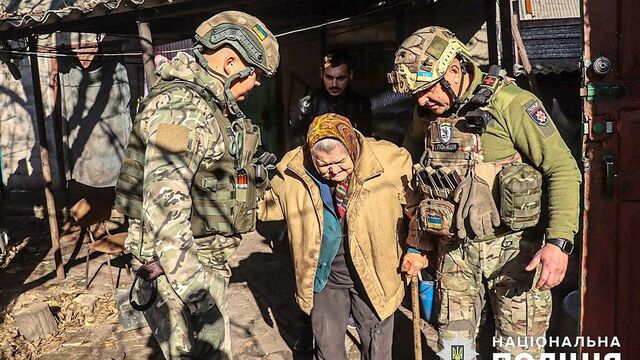 Ukrajinská policie evakuuje ženu z vesnice Berdyči. Nachází se poblíž Avdijivky, k evakuaci došlo během bojů o toto město. Autor: National Police of Ukraine, CC BY 4.0