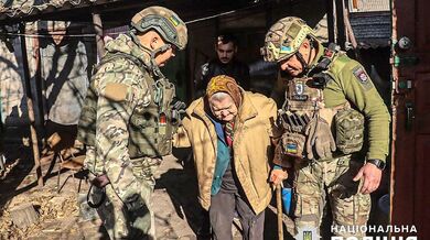 Ukrajinská policie evakuuje ženu z vesnice Berdyči. Nachází se poblíž Avdijivky, k evakuaci došlo během bojů o toto město. Autor: National Police of Ukraine, CC BY 4.0