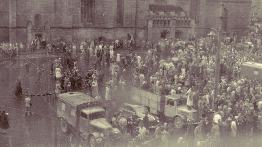 Jedna z mála fotografií z 1. června 1953, na její druhé straně je popisek „srocení nepřátelských živlů před plzeňskou radnicí dne 1. 6. 53“. Zdroj: Státní oblastní archiv v Plzni