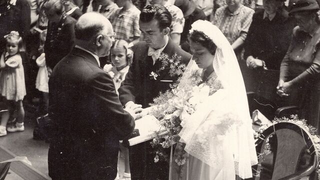 Cyril Burget oddává dceru Věru v roce 1950, Praha