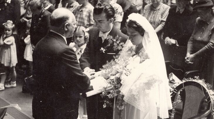 Cyril Burget oddává dceru Věru v roce 1950, Praha