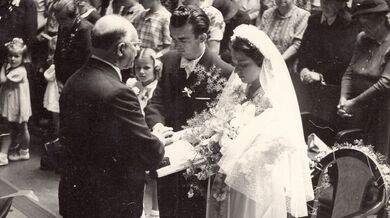 Cyril Burget oddává dceru Věru v roce 1950, Praha