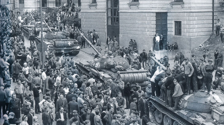 Průjezd sovětských vojáků Libercem 21. 8. 1968.