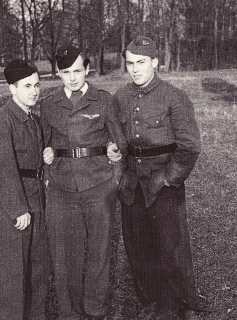 Karel Bažant (vpravo) ve Zbirohu v roce 1945. Foto: Paměť národa