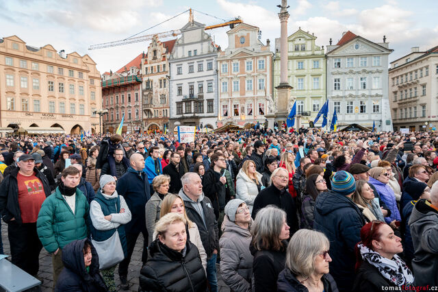 Záběr ze shromáždění Společně pro Ukrajinu 2024 na Staroměstském náměstí v Praze. Zdroj: Paměť národa