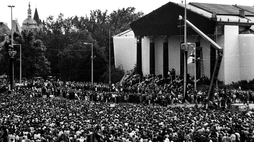 Slavnostní pohřeb Imre Nagyho a dalších maďarských představitelů popravených 16. června 1958 se konal 31 let poté na Náměstí hrdinů za účasti 300 tisíc lidí.