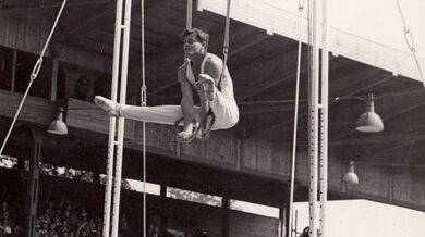 Při cvičení na kruzích, na nichž získal na olympiádě v Londýně 1948 bronzovou medaili. zdroj: archiv Zdeňka Růžičky