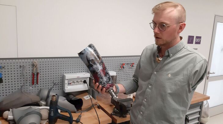 „Měřítkem dobře vyrobené protézy je, jak pravidelně ji pacienti používají,“ vysvětluje Eddy Scott. Foto: David Horák