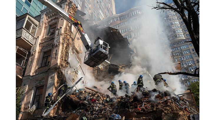 Kyjev, 17. října 2022, dům po náletu sebevražedného dronu. Foto: ČTK - AP, Roman Hrytsyna