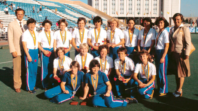 Československé reprezentatky v pozemním hokeji se umístily na olympijských hrách v Moskvě v červenci 1980 na druhém místě – za Zimbabwe, před Sovětských svazem. Jarmila Králíčková sedí uprostřed na zemi. Foto: ČTK/Jiří Kruliš