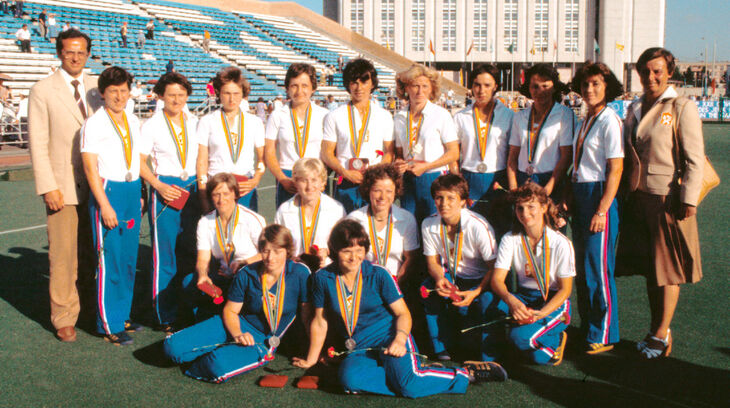 Československé reprezentatky v pozemním hokeji se umístily na olympijských hrách v Moskvě v červenci 1980 na druhém místě – za Zimbabwe, před Sovětských svazem. Jarmila Králíčková sedí uprostřed na zemi. Foto: ČTK/Jiří Kruliš