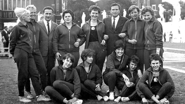 Československé atletky na stadionu Marmi v Římě v roce 1964. Jaroslava Jehličková v horní řadě druhá zprava vedle konzula Josefa Gregora.