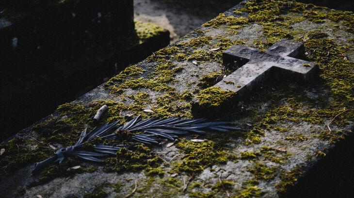 Oběti komunistického režimu neměly od svých pronásledovatelů pokoj ani po smrti. 