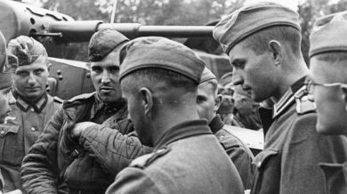 Polsko, setkání německých a sovětských vojáků, září 1939; Německý spolkový archiv, obrázek 101I-013-0068-06A / Höllenthal / CC-BY-SA 3.0.