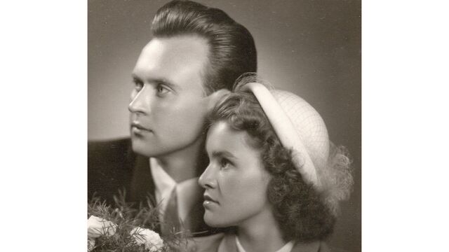 Eva a Karel Učíkovi, svatební fotografie, 1951. Zdroj: archiv Evy Učíkové. b