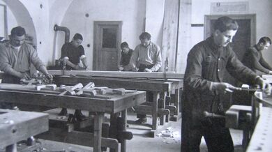Dílna, v níž pracovali chovanci nápravně-výchovného ústavu v Zámrsku. Zdroj: archiv pamětníka Luďka Šáchy