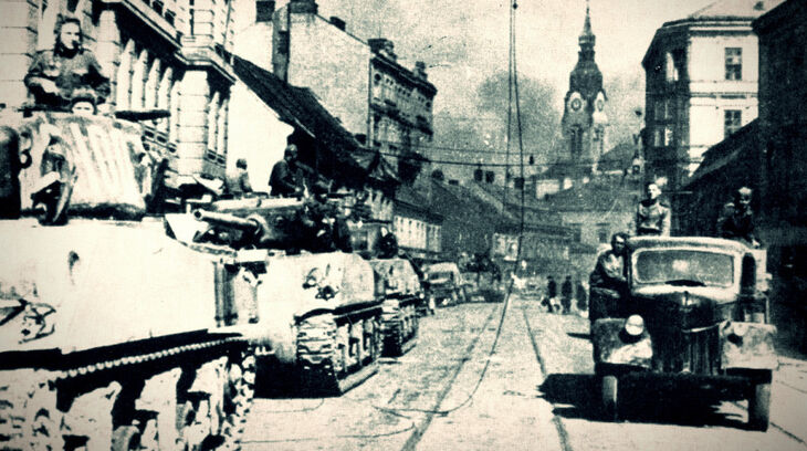 Sovětští vojáci v Křenové ulici v Brně v dubnu 1945 v tancích americké výroby M4 Sherman.