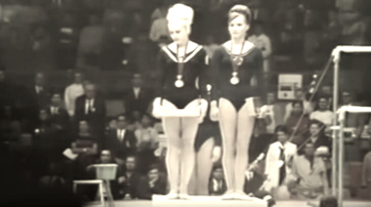 Gymnastka Věra Čáslavská se čtyřmi zlatými medailemi, které vybojovala v Mexiku v říjnu 1968. Foto: ČTK