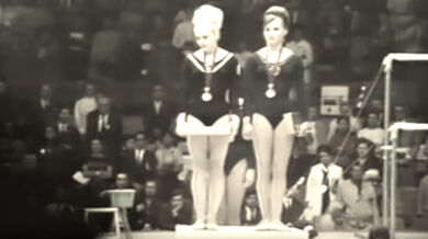 Gymnastka Věra Čáslavská se čtyřmi zlatými medailemi, které vybojovala v Mexiku v říjnu 1968. Foto: ČTK