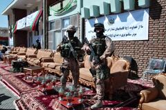 Ozbrojená hlídka před úřadem místní samosprávy v některém z měst provincie Logar, Afghánistán, 2008/2009<br /> 