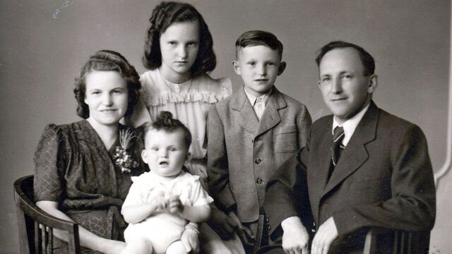 František Hýbl (vpředu v náručí matky) s rodiči a sourozenci , 1949. Zdroj: archiv pamětníka