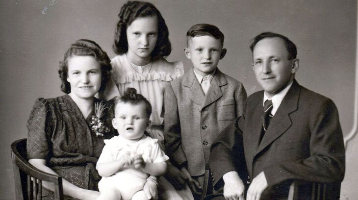 František Hýbl (vpředu v náručí matky) s rodiči a sourozenci , 1949. Zdroj: archiv pamětníka