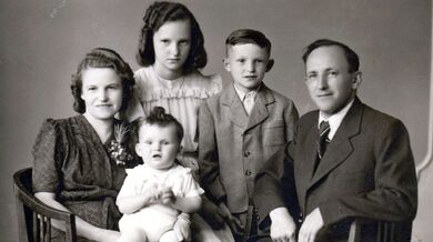 František Hýbl (vpředu v náručí matky) s rodiči a sourozenci , 1949. Zdroj: archiv pamětníka