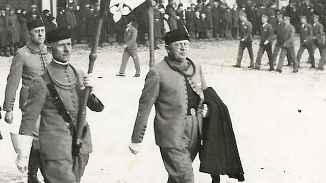 Průvod sokolů a členů DTJ na Velkém náměstí v Kroměříži 21. března 1941. Zdroj: soukromý archiv autora