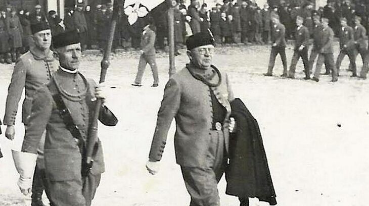 Průvod sokolů a členů DTJ na Velkém náměstí v Kroměříži 21. března 1941. Zdroj: soukromý archiv autora