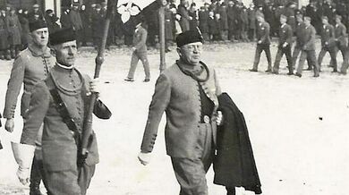 Průvod sokolů a členů DTJ na Velkém náměstí v Kroměříži 21. března 1941. Zdroj: soukromý archiv autora