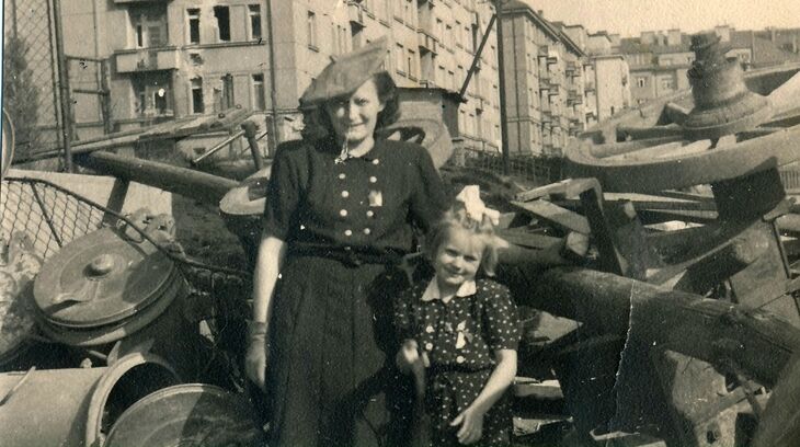 Blanka Lanštiaková s matkou Miladou Vackovou před barikádou, Praha, 1945

