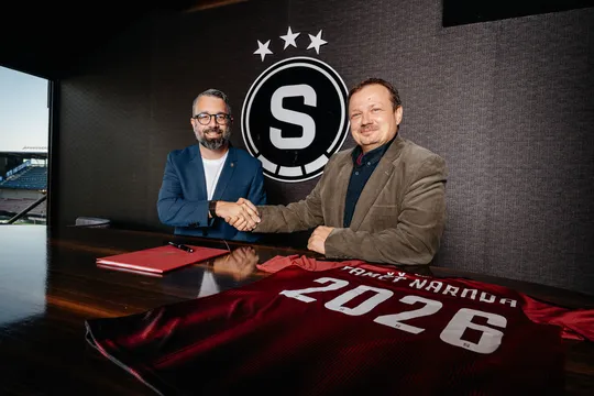 Generální ředitel AC Sparta Praha David křivda a ředitel Post Bellum Mikuláš Kroupa po podpisu memoranda o spolupráci.