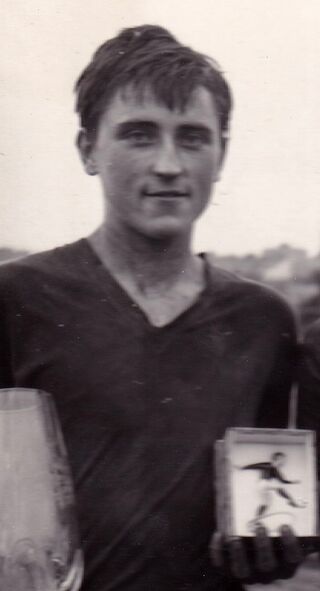 Antonín Panenka jako dorostenec s trofejí pro nejlepšího střelce fotbalového turnaje, 1964. Zdroj: Archiv pamětníka