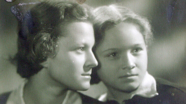 Helena Klímová (vlevo) se sestrou Hanou, konec 40. let, zdroj: archiv pamětnice