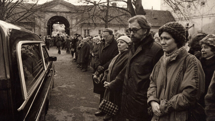 Hana Kofránková na pohřbu básníka Jaroslava Seiferta, který zemřel 10. ledna 1986. Kvůli podpisu Charty byl neustále sledován a Státní bezpečnost dohlížela na státní pohřeb v Rudolfinu i církevní rozloučení v břevnovském kostele sv. Markéty. Foto: Paměť národa