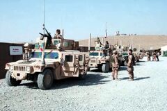 Kolona obrněných vozidel Hummer před výjezdem do terénu, základna Forward operating base (FOB), přibližně devadesát kilometrů jižně od Kábulu, Afghánistán, 2008/2009<br /> 