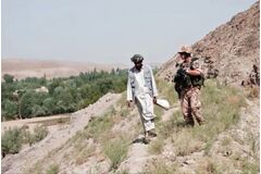 Muž a voják v krajině provincie Logar, Afghánistán, 2008/2009<br /> 