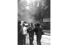 Lidé před budovou Československého rozhlasu během srpnové invaze v roce 1968. Zdroj: archiv Jiřího Pichrta.