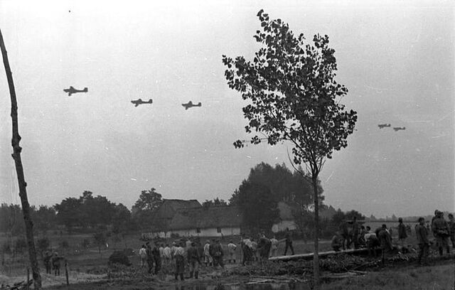 Polsko. 1939–1940. Během invaze do Polska se německé jednotky pohybují po silnici kolem německých štábních vozů. Zničující blesková válka, kterou zahájilo Německo, ukončila kampaň během měsíce. 