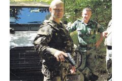 Pavel Pandolarovský v Kosovu, kontaktní bod na administrativní hranici se Srbskem, napravo srbský voják, asi 2004<br /> 