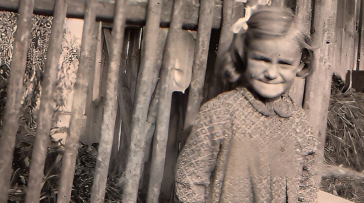 Eva Demelová asi tříletá před domem svých náhradních rodičů Michalcových v Noříně. Zdroj: archiv pamětnice